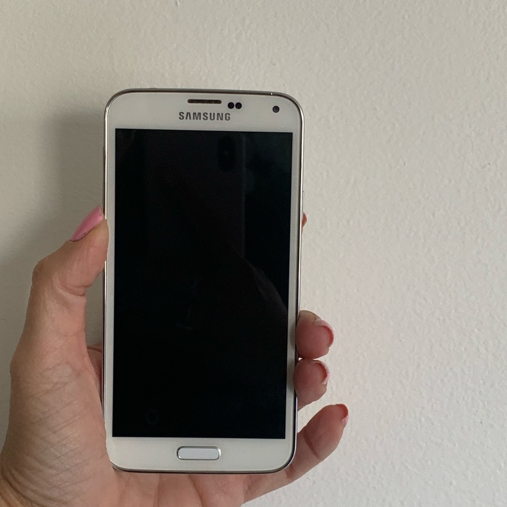 Samsung Galaxy S5 gently used. In very good condition.